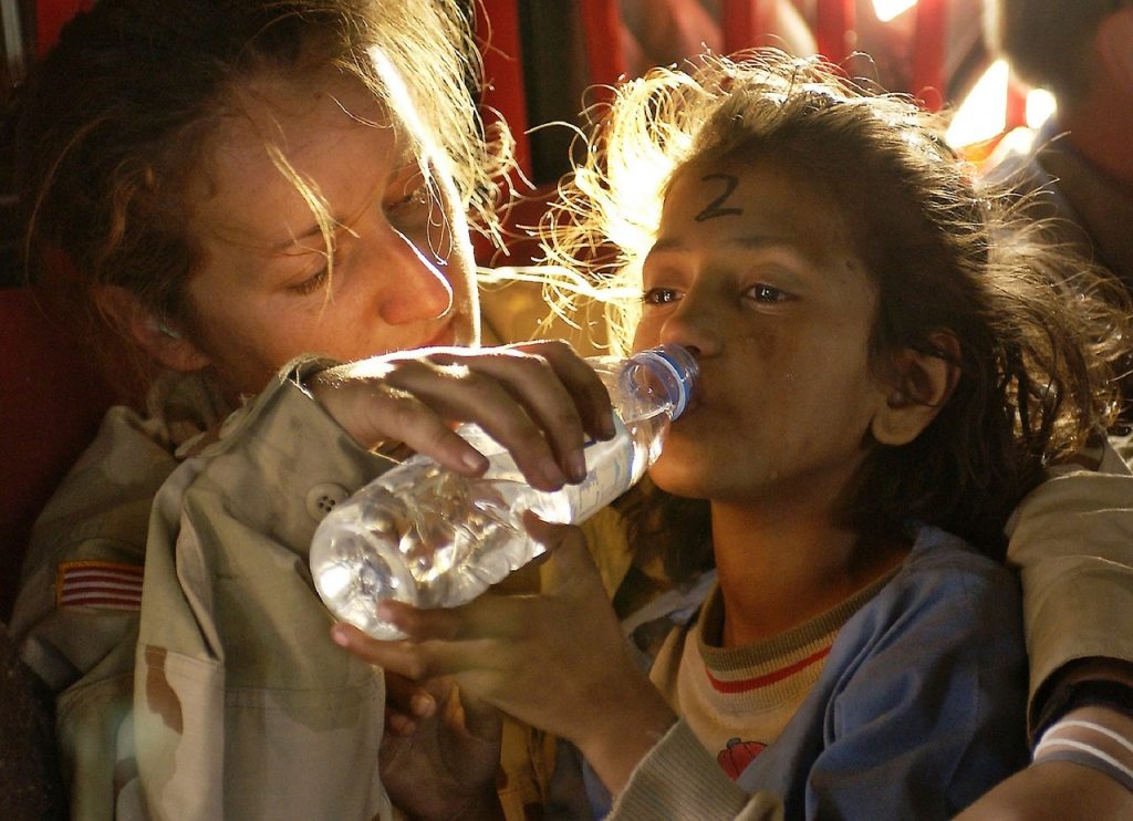 Γυναίκα φροντίζει διψασμένο παιδί