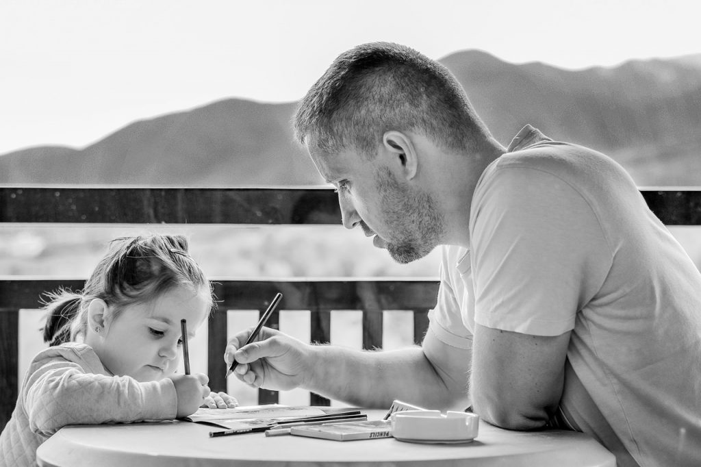 Πατέρας ζωγραφίζει μαζί με το παιδί του